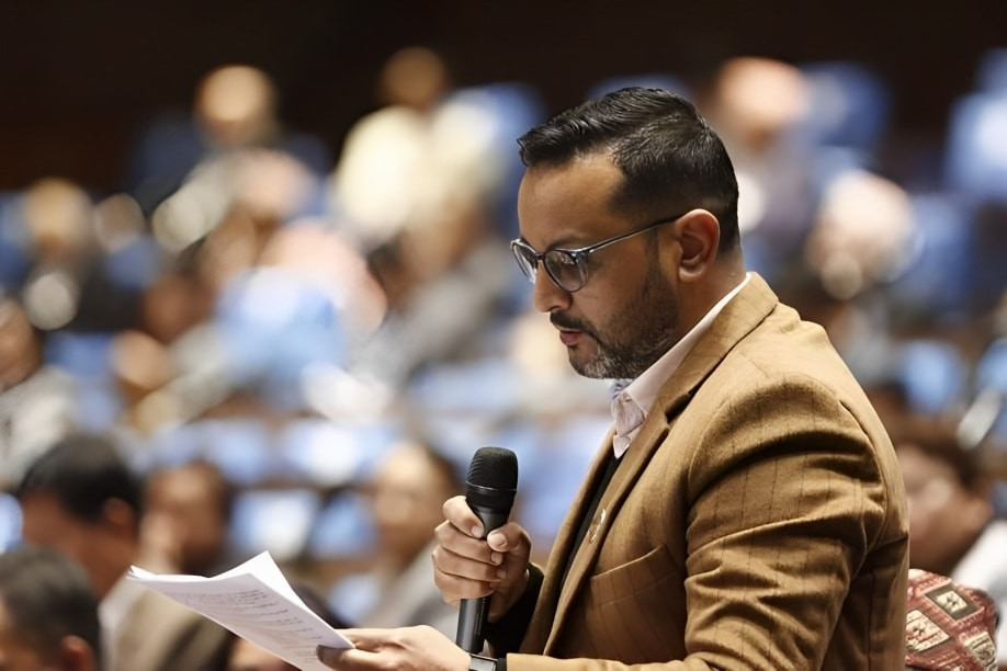प्रधानमन्त्रीलाई सांसद साहले साेधे  : भ्रष्टाचारीको विषयमा ‘फिल्म कहिले हेर्न पाइन्छ ?’
