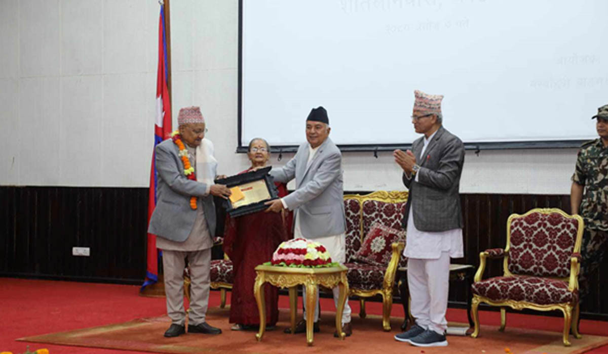 राष्ट्रपति पौडेलद्वारा राष्ट्रकवि माधव घिमिरे पुरस्कार प्रदान