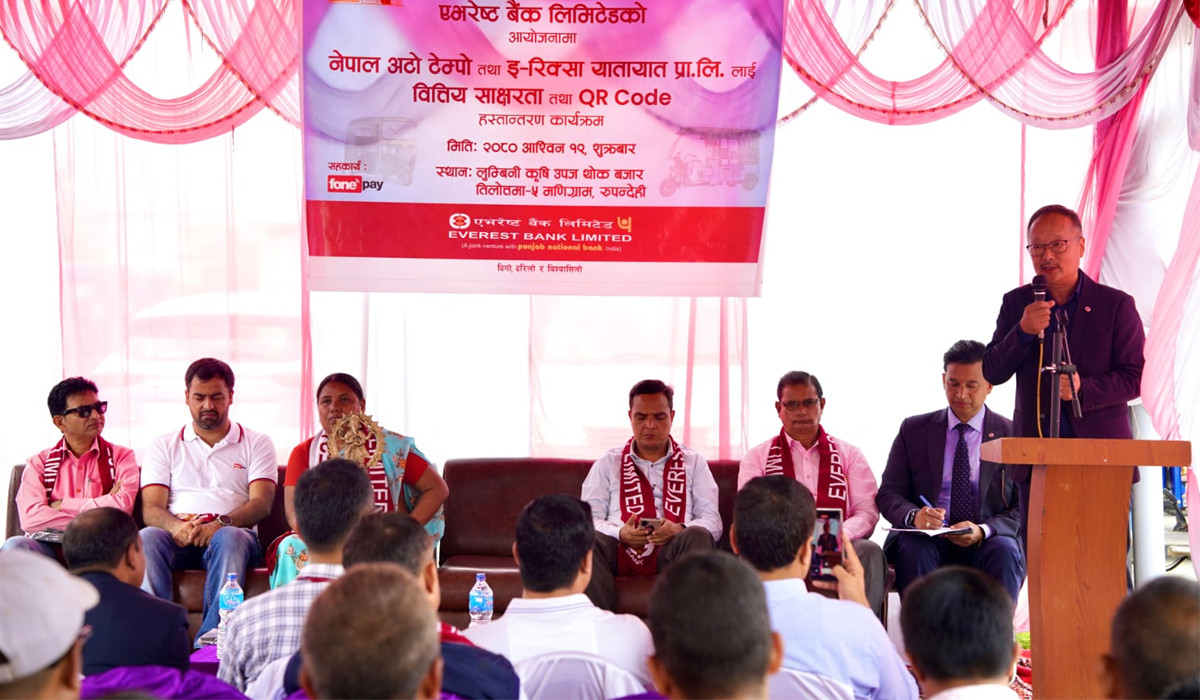 एभरेष्ट बैंकद्वारा नेपाल अटो तथा इ–रिक्सा यातायात प्रा.लि.का  चालकहरुलाई  क्यूआर कोड हस्तान्तरण