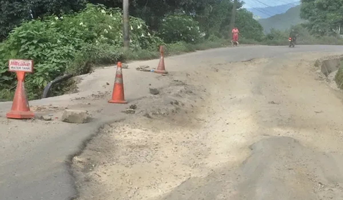 धुलिखेल–खावा सडकः कामले गति नलिएपछि ठेक्का तोडिँदै
