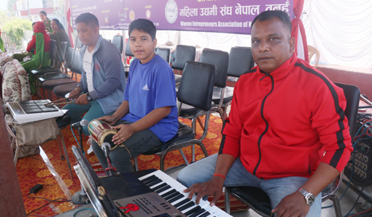 तेह्र वर्षीय बालकको कला : दिनमा विद्यालय, बिदामा दोहोरी साँझ
