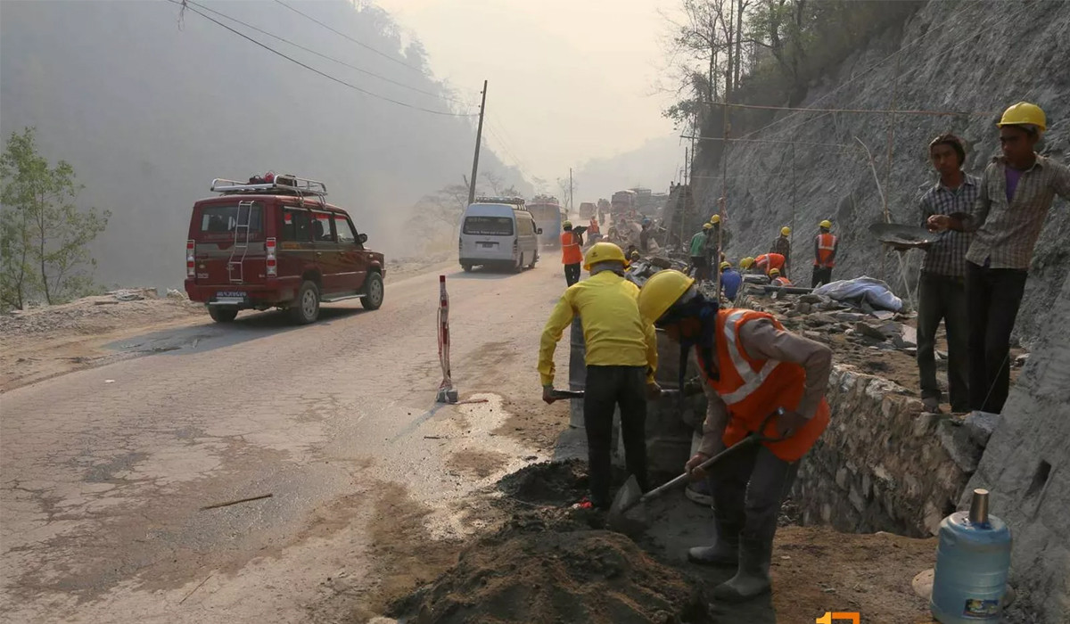 पूर्व–पश्चिम राजमार्ग स्तरोन्नति गरिँदै