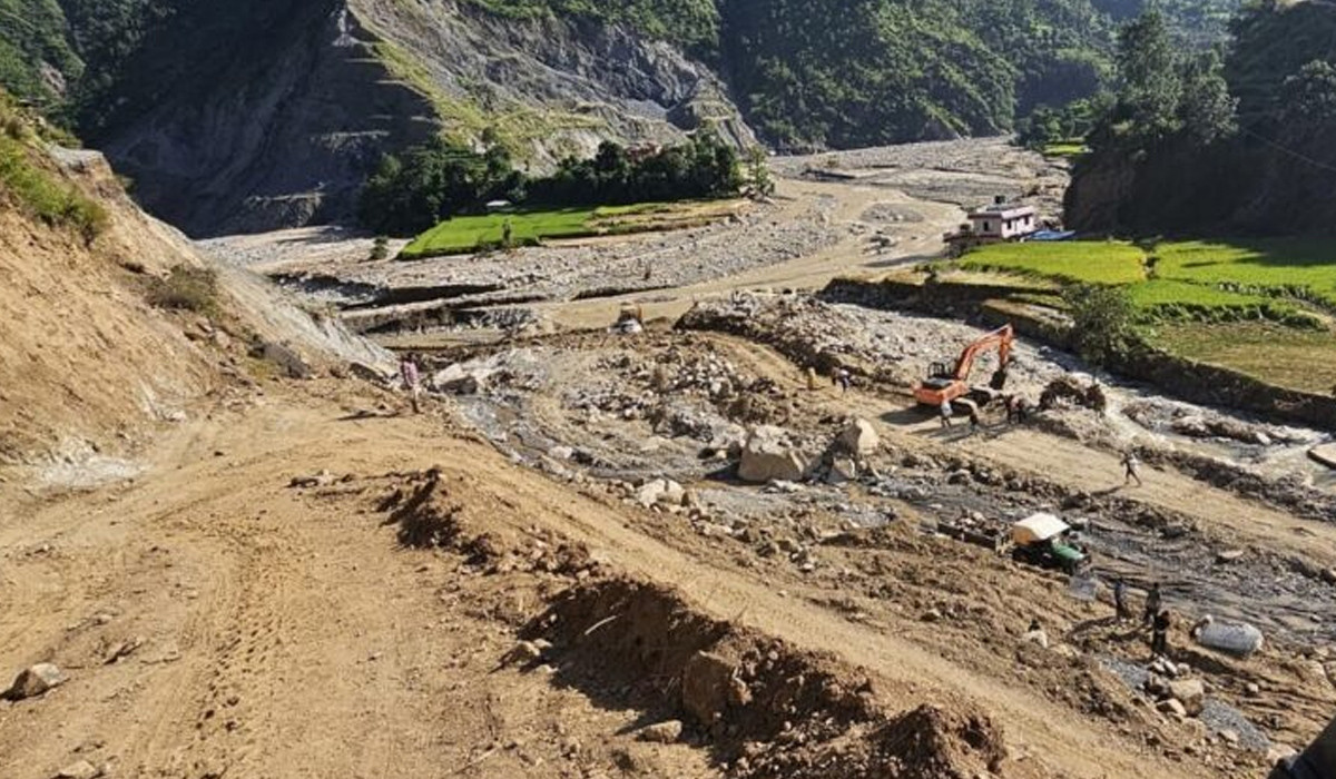 बाढीपहिरोले क्षतिग्रस्त बिपी राजमार्गको १४ स्थानमा मर्मत थालियो