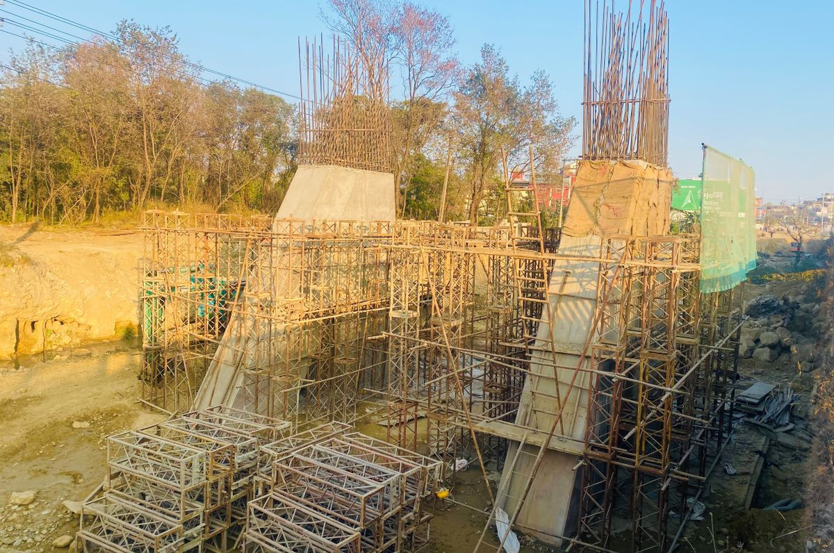 सेती नदीमा निर्माणाधीन ‘सिग्नेचर’  पुलको काम सुस्त