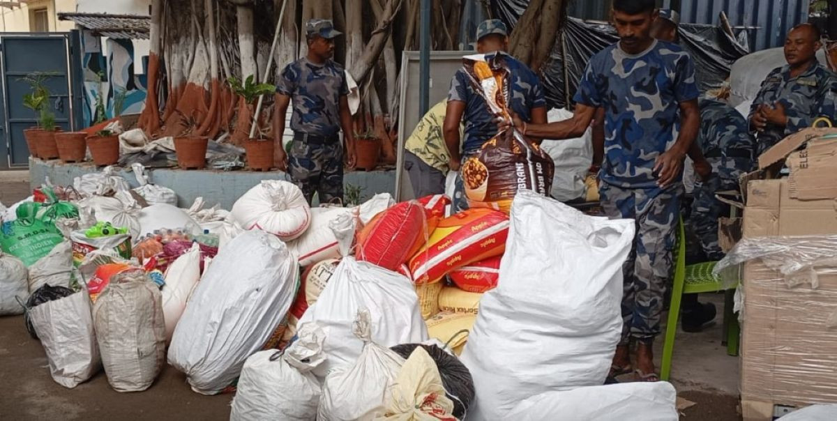 भन्सार छलेर ल्याइएका १८ लाखका कपडा बरामद