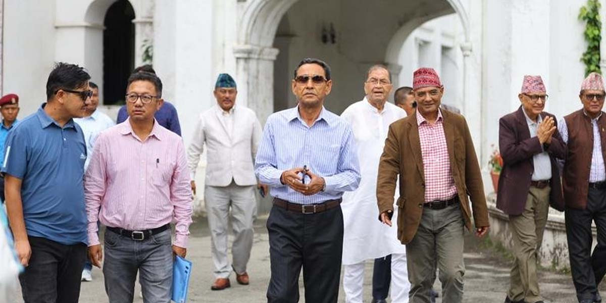 लिङ्‍देनले गिरीलाई पदमुक्त गरेपछि नेताहरूले दिए आयोगमा उजुरी