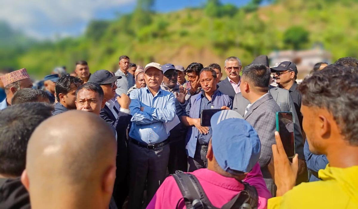 क्षतिग्रस्त बीपी राजमार्गको अवलोकनमा पुगे मन्त्री कुलमान घिसिङ