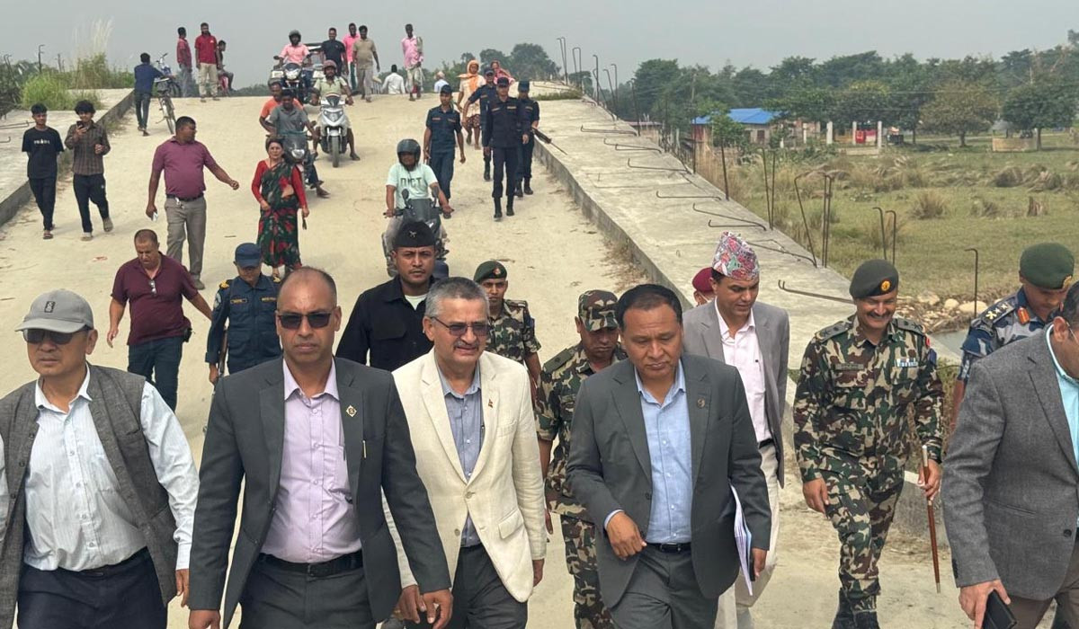 १४ वर्षदेखि अलपत्र कन्काई पुल निरीक्षण गर्दै मन्त्री घिसिङले भने, “चाँडै निकास दिन्छौँ”