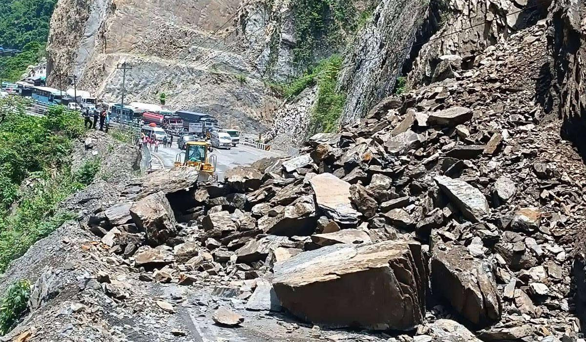 सधैँ जोखिममा दासढुंगा-मुग्लिन सडक : कहिले लेदो त, कहिले सुख्खा पहिरो