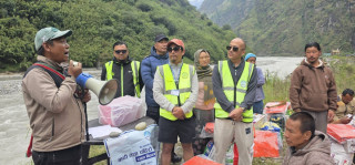 मनाङका ६४ र रसुवाका ८० बाढीपीडितलाई एनआरएनएको राहत